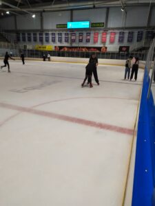 Glisse, rires et bonne humeur à la patinoire !